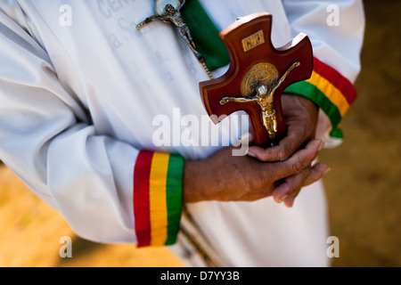 Hermes Cifuentes, kolumbianische Geistheiler, hält ein Kreuz in Händen während eines Rituals des Exorzismus in La Cumbre, Kolumbien. Stockfoto