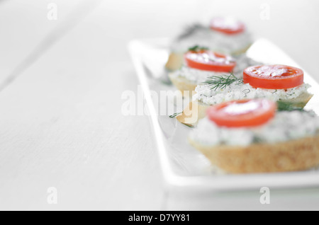 Cottage Cheese Sandwiches mit Tomaten und Dill auf weißen Tisch gesetzt Stockfoto