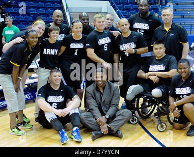 Colorado Springs, Colorado. USA. 15. Mai 2013: Armee verwundete Krieger pose mit Heisman Trophy Gewinner, Herschel Walker, nach ihrer Sitzung Volleyball Silber Medaille Finish in 2013 Krieger spielen bei der United States Air Force Academy in Colorado Springs, Colorado. Mehr als 260 verletzte und Behinderte Männer und Frauen sammelten sich in Colorado Springs in sieben Sportarten, Mai 11-16 zu konkurrieren. Alle Niederlassungen des Militärs sind vertreten, darunter Special Operations und Mitglieder der britischen Streitkräfte. Bildnachweis: Cal Sport Media /Alamy Live-Nachrichten Stockfoto