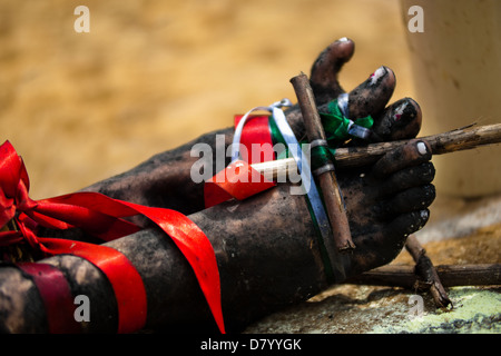 Füße von Diana R., der behauptet, von Geistern, gesehen besessen werden gefesselt mit Bändern vor einem Ritual des Exorzismus in Kolumbien. Stockfoto