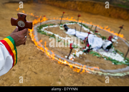 Hermes Cifuentes, kolumbianische Geistheiler, hält ein Kreuz in der Hand während eines Rituals des Exorzismus in La Cumbre, Kolumbien. Stockfoto