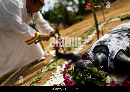 Hermes Cifuentes, kolumbianische Geistheiler, bereitet eine Ritual des Exorzismus auf Diana R. in La Cumbre, Kolumbien. Stockfoto