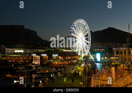 V & eine Uferpromenade bei Nacht, Cape Town, Western Cape, South Africa Stockfoto