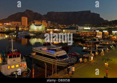 Tafelberg aus V & eine Uferpromenade bei Nacht, Cape Town, Western Cape, South Africa Stockfoto