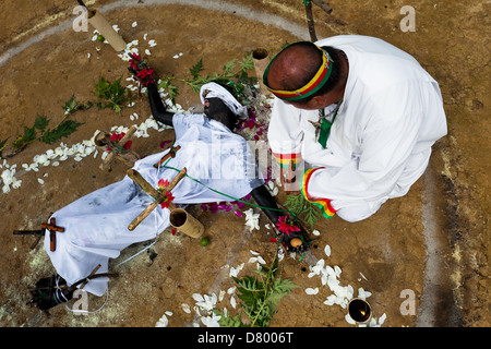 Hermes Cifuentes, kolumbianische Geistheiler, führt eine Ritual des Exorzismus auf Diana R. in La Cumbre, Kolumbien. Stockfoto