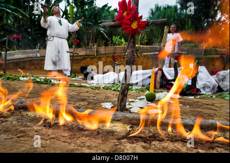 Hermes Cifuentes, kolumbianische Geistheiler, führt eine Ritual des Exorzismus auf Diana R. in La Cumbre, Kolumbien. Stockfoto