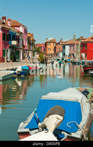 Bunte Häuser am Kanal, Burano, in der Nähe von Venedig, Italien Stockfoto