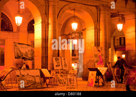 Ausstellung von Gemälden auf der zentralen Platz Plaza Mayor bei Nacht, Madrid, Spanien, Europa Stockfoto