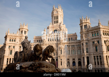 der Brunnen Fuente de Cibeles und das ehemalige Postamt Palacio de Comunicaciones oder Palacio de Cibeles am Plaza de Cibeles, M Stockfoto