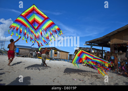 die lokale Bevölkerung spielte Drachen fliegen in Semporna Insel in Sabah am 22. April 2013 Stockfoto