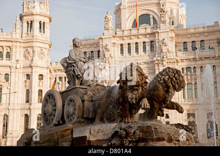 der Brunnen Fuente de Cibeles und das ehemalige Postamt Palacio de Comunicaciones oder Palacio de Cibeles am Plaza de Cibeles, M Stockfoto