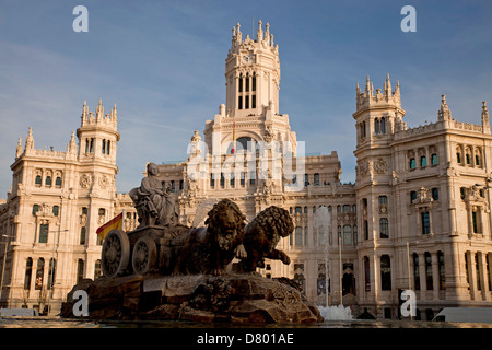 der Brunnen Fuente de Cibeles und das ehemalige Postamt Palacio de Comunicaciones oder Palacio de Cibeles am Plaza de Cibeles, M Stockfoto