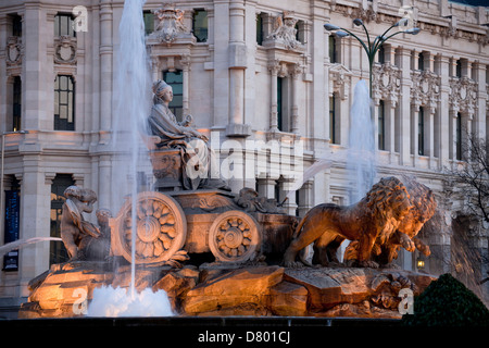 die beleuchteten Brunnen Fuente de Cibeles und das ehemalige Postamt Palacio de Comunicaciones oder Palacio de Cibeles Plaza d Stockfoto