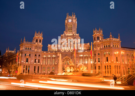 die beleuchteten ehemaligen Postamt Palacio de Comunicaciones oder Palacio de Cibeles am Plaza de Cibeles in Madrid, Spanien, Europa Stockfoto