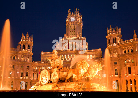 die beleuchteten Brunnen Fuente de Cibeles und das ehemalige Postamt Palacio de Comunicaciones oder Palacio de Cibeles Plaza d Stockfoto