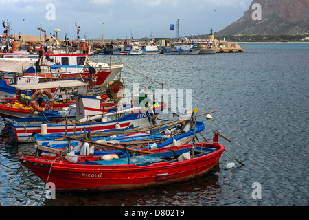 Roten Angelboote/Fischerboote San Vito Lo Capo, Sizilien, Italien Stockfoto