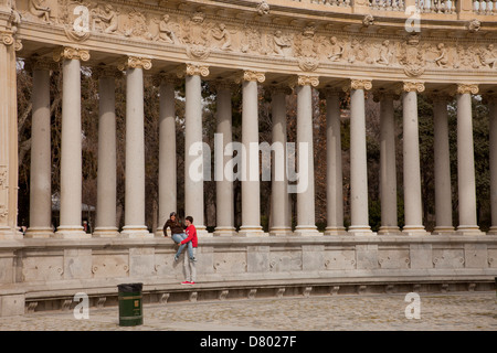 Olumns des Denkmals für König Alfonso XII auf der Park Parque del Retiro in der spanischen Hauptstadt Madrid, Spanien, Europa Stockfoto