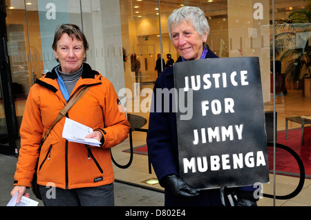 Demonstranten außerhalb der Sicherheit Firma G4S mit einem Schild "Gerechtigkeit für Jimmy Mubenga" zu lesen. London, UK Stockfoto
