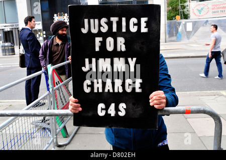 Ein Demonstrant mit einer Banner-Lesung 'Gerechtigkeit für Jimmy, laden G4S', in central London, UK. Stockfoto