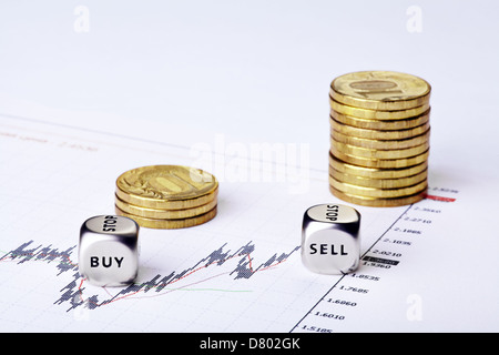 Finanzielle Abwicklung mit den Diagrammen Münzen Spalten und schnetzelt Würfel mit Worten verkaufen kaufen. Selektiven Fokus Stockfoto