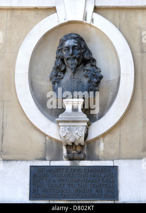 London, England, Vereinigtes Königreich. Bronze-Büste (c1800) von Charles ich (1600-49) über der Tür der festlich bewirten des Hauses in Whitehall Stockfoto