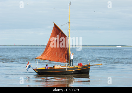 Angelboot/Fischerboot auf dem Wattenmeer (World Heritage) in den Niederlanden Stockfoto