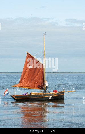 Angelboot/Fischerboot auf dem Wattenmeer (World Heritage) in den Niederlanden Stockfoto