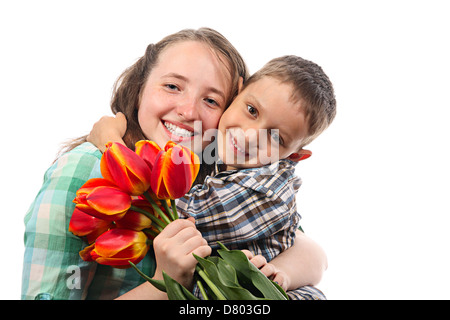 Umarmungen der lächelnden Bruder und Schwester mit Blume Stockfoto