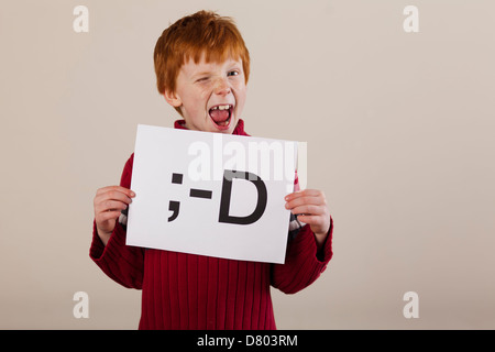 Kaukasische junge hielt Karte mit Smiley-Gesicht Stockfoto