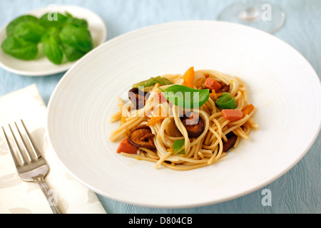 Spaghetti mit Putenfleisch und chinesische Pilze. Rezept zur Verfügung. Stockfoto