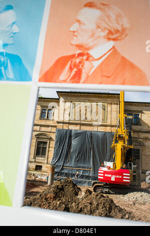 Baufahrzeuge arbeitest du hinter einem Bauzaun Haus Wahnfried, dem ehemaligen Haus von Richard Wagner (1813-1883) in Bayreuth, Deutschland, 16. Mai 2013. Die Residenz des Komponisten ist derzeit im Umbau. Foto: DAVID EBENER Stockfoto