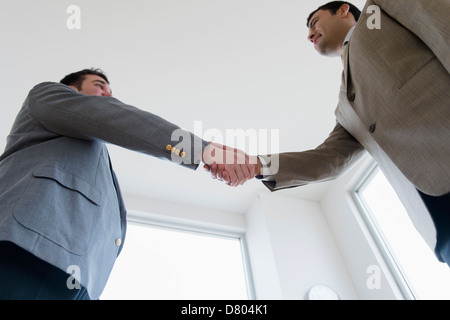 Geschäftsleute Händeschütteln im Büro Stockfoto
