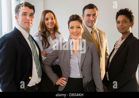 Geschäftsleute, die lächelnd zusammen im Büro Stockfoto