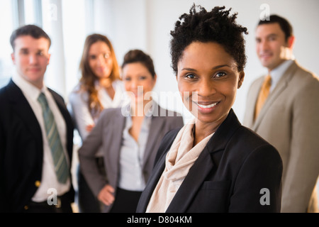 Geschäftsfrau, die lächelnd im Büro Stockfoto