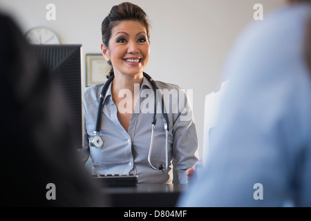 Arzt im Gespräch mit Kunden im Büro Stockfoto