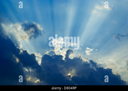 Sonnenstrahlen, die durch blaue Himmel piercing Stockfoto