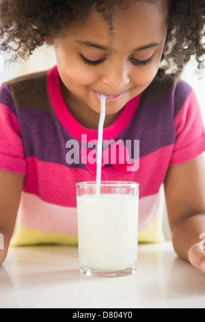 Afroamerikanische Mädchen Glas Milch Stockfoto