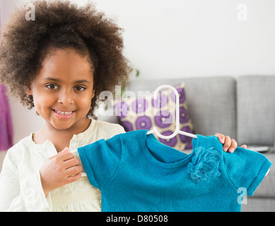 Afroamerikanische Mädchen zeigt neues Hemd Stockfoto