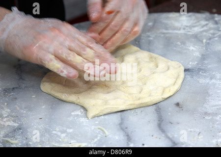 Mann macht Pizza durchkneten Basis Teig absichtlich Bewegungsunschärfe Stockfoto