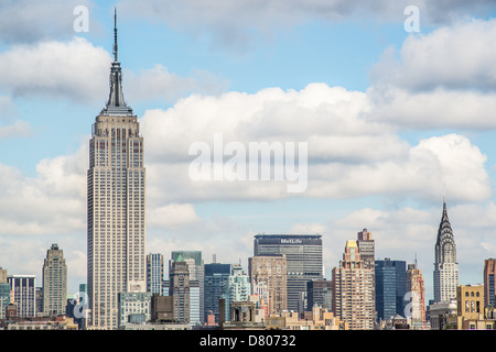 Skyline von New York City prominent mit dem Empire State Building. Stockfoto