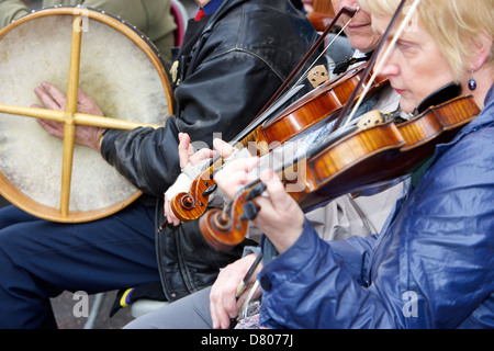 traditionelle irische Musiker spielen im Freien auf einer Veranstaltung Stockfoto