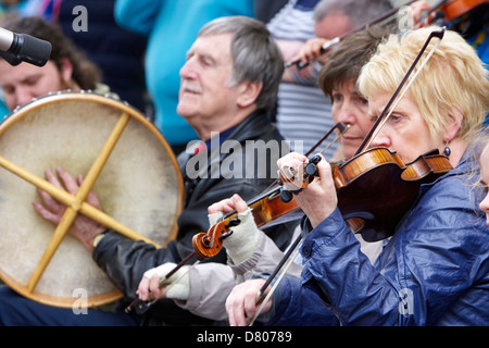 traditionelle irische Musiker spielen im Freien auf einer Veranstaltung Stockfoto