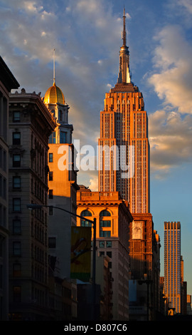 Wolkenkratzer und blauer Himmel, New York, New York, Vereinigte Staaten von Amerika Stockfoto