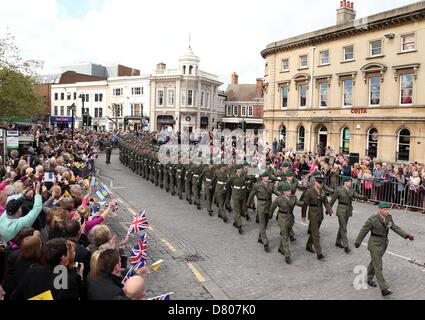 TAUNTON, SOMERSET, GROßBRITANNIEN - 16 MAI 2013 - ROYAL MARINES AUS 40 COMMANDO HOME COMING PARADE – VOR KURZEM AUS AFGHANISTAN ZURÜCK. Bildnachweis: JASON BRYANT/Alamy Live-Nachrichten Stockfoto