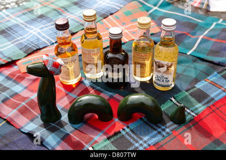 Tourist-Modell der Monster von Loch Ness und eine Reihe von Scotch Whiskys auf traditionellen schottischen Clan tartans Stockfoto