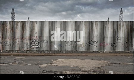 Graffiti auf städtischen Metallwand Stockfoto