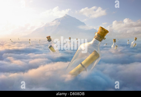 Flaschenpost in den Wolken schweben Stockfoto