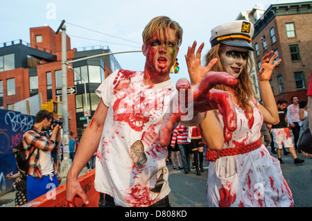 Teilnehmer der NYC Zombie kriechen, Williamsburg. 27. Mai 2012 Stockfoto