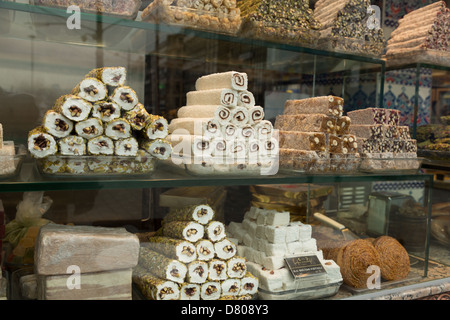 Türkische Köstlichkeiten im Schaufenster des Hafiz Mustafa, berühmte Konditorei in Istanbul Stockfoto