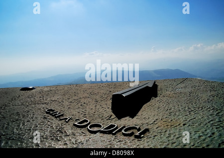 WWI. Veneto, Italien. Monte Grappa italienische Beinhaus. Der Pfeil zeigt auf Cima Dodici, der Schauplatz blutiger Kämpfe. Stockfoto